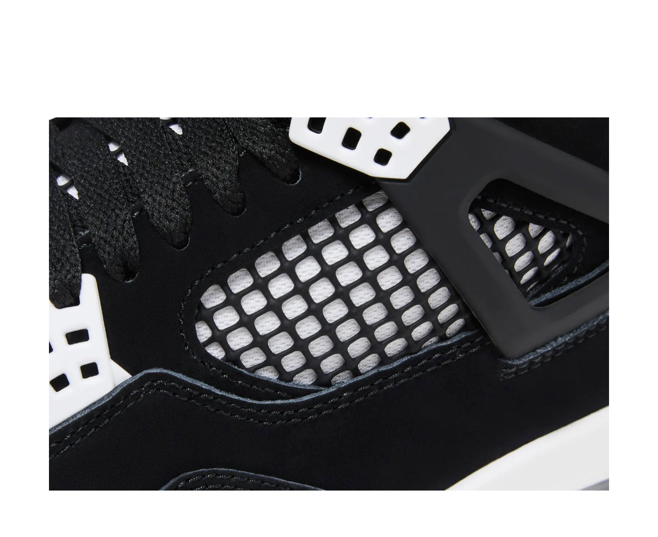 Jordan 4 Retro
White Thunder